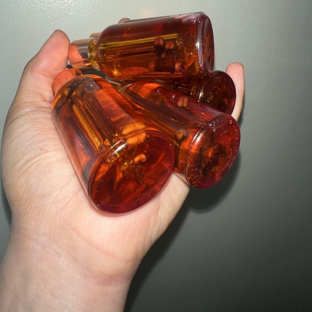 Oil scalp treatment that promotes hair growth.